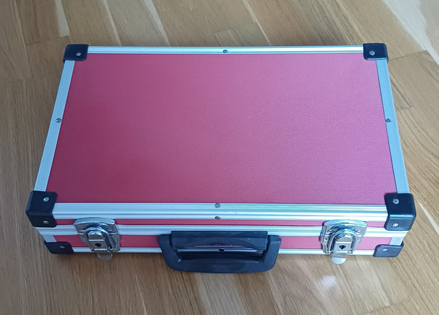 Valigie: Stabiler Alukoffer rot – Usato da Pfeffikon LU venduto da SY-YoLo 1