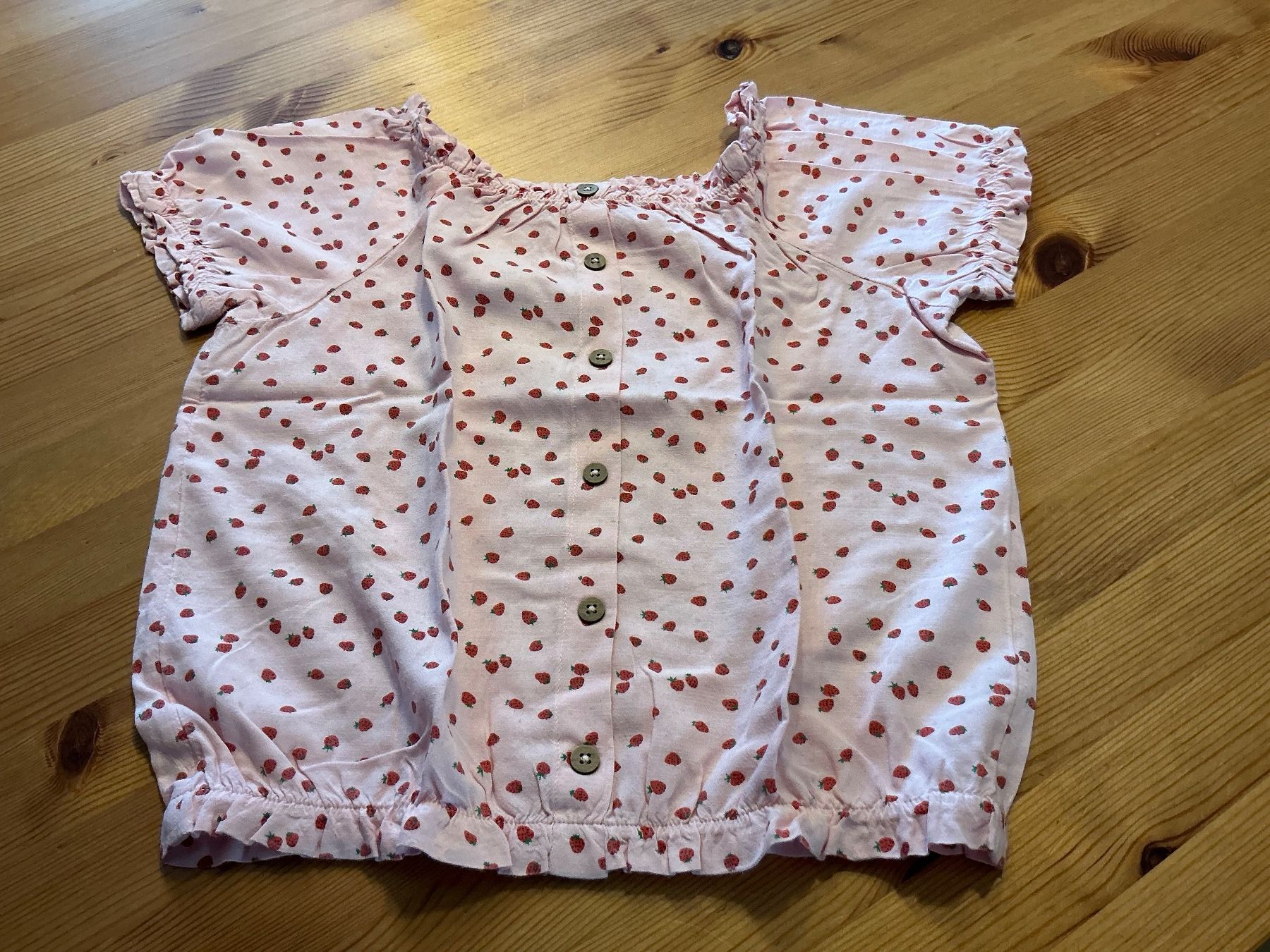 C&A Camicette, T-shirt & Top: Leichte Sommer-Bluse mit Erdbeerenprint,  Gr. 140 – Usato da Aesch BL venduto da Fortexx