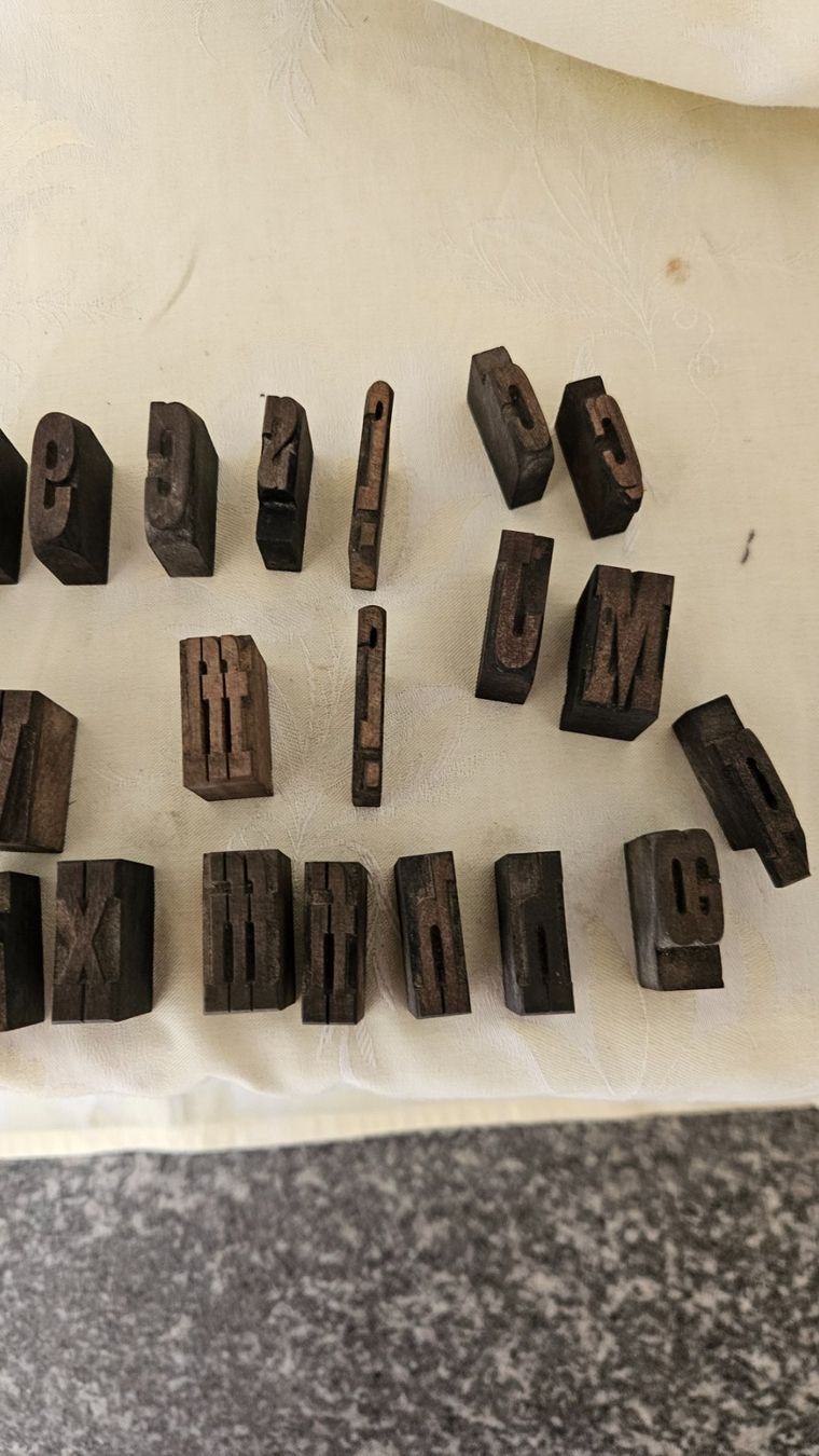 Tutti gli attrezzi: Circa 200 piccole vecchie lettere da stamperia in legno – Usato da Melano venduto da H-Sara 2