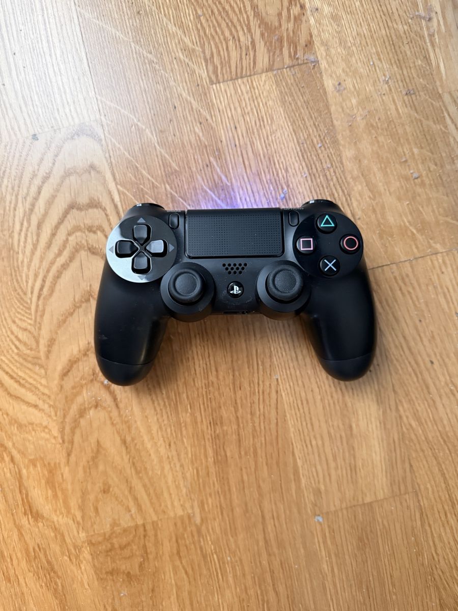 Sony Console: PS4-Konsole mit 3 Controller, Ladestation für Controller – Usato da Zürich venduto da mic_v2gm 2