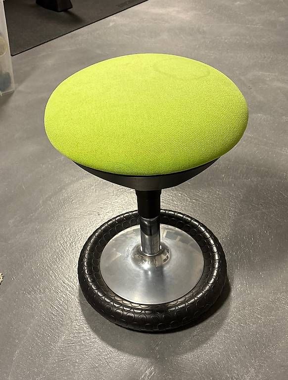 Sgabelli: Ergonomischer Design-Hocker Walser Z-Stool – Usato da Zollikon venduto da JohnSenker