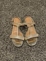 Sommerliche Sandalen goldene Riemchen