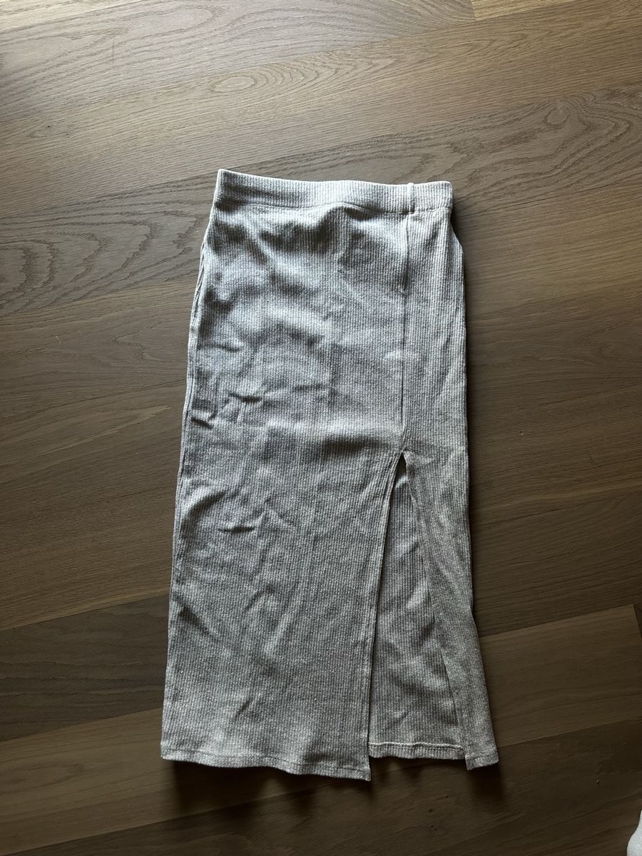 Stradivarius Jupes: Rock gerippt beige mit Schlitz – D'occasion à Kloten par niinaa.5
