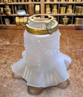 Antiker Lampenschirm aus Glas mit Messingfassung