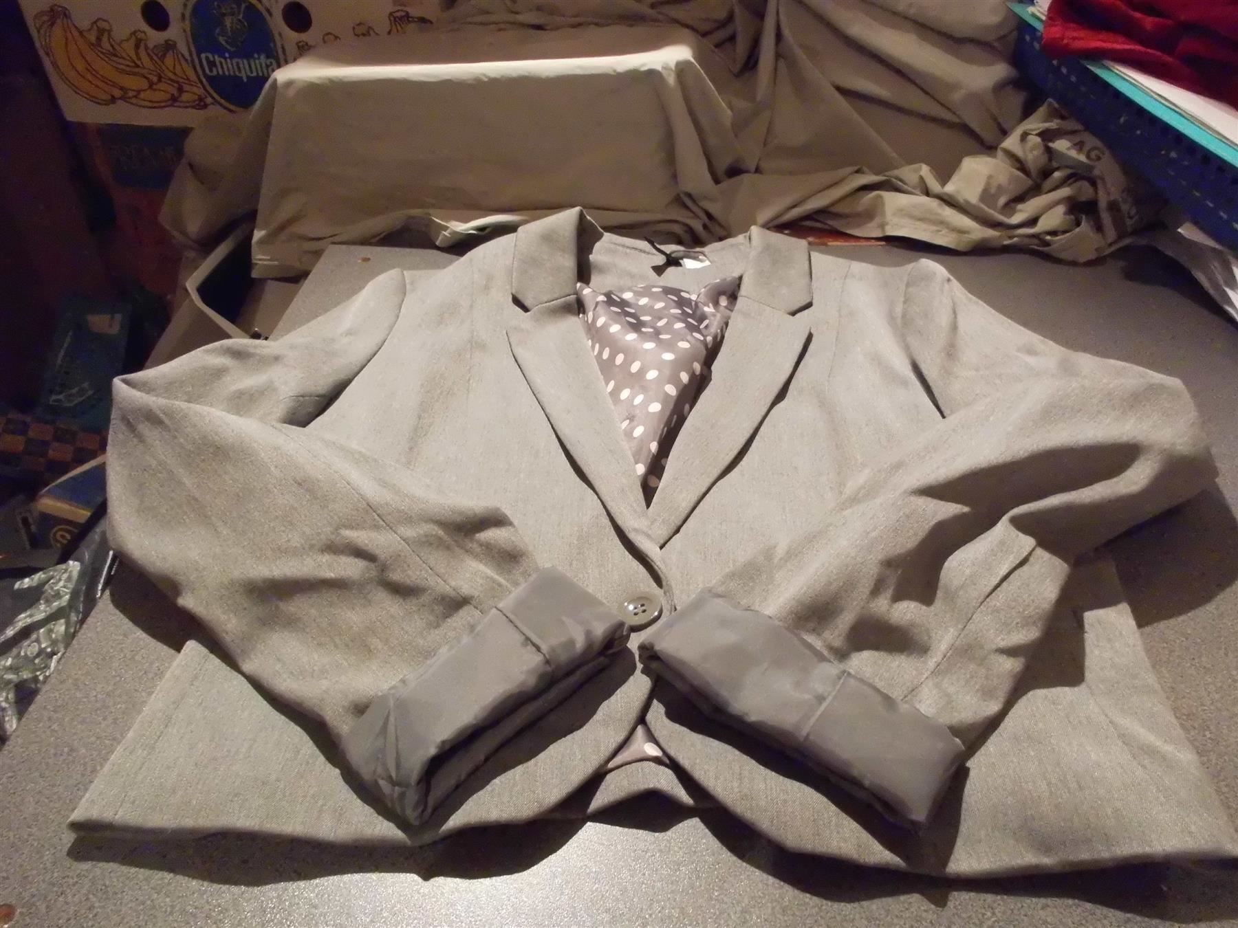 Jacken: Blazer Grösse 42, Divided, grau – Gebraucht aus Zürich von abraxas1291
