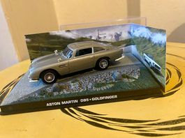 Voiture de collection James Bond 007 avec magazine