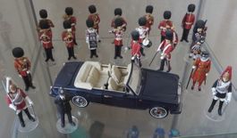 Corgi Icon 1/24 Rolls Royce Franklin Mint Scots Guard Police