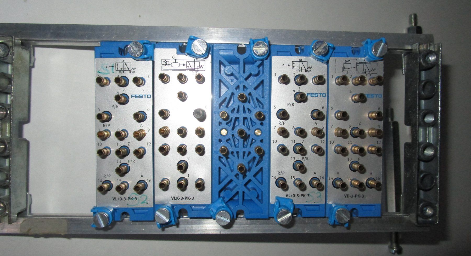 Festo Altro per industria metallurgica: Commande pneumatique Festo – Usato da Yverdon-les-Bains venduto da jft_n8k8