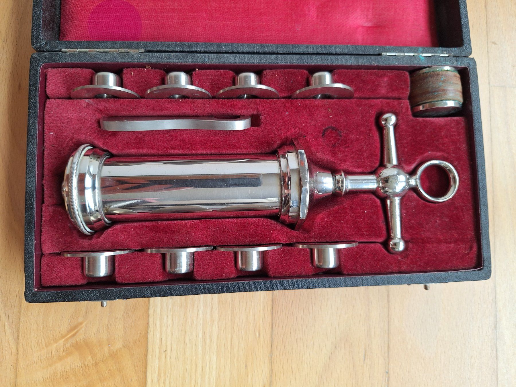 Attrezzature mediche: Pharmazeutische Tablettenpumpe oder Spritze Antik – Usato da Winterthur venduto da Xerena 3