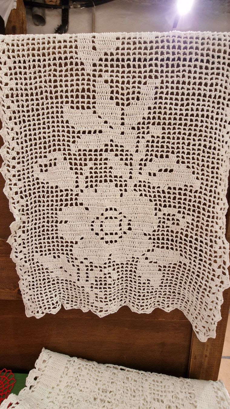 Altra biancheria da tavola: Platzdeckchen, 130x30, Handarbeit – Usato da Rütihof venduto da tweedy123