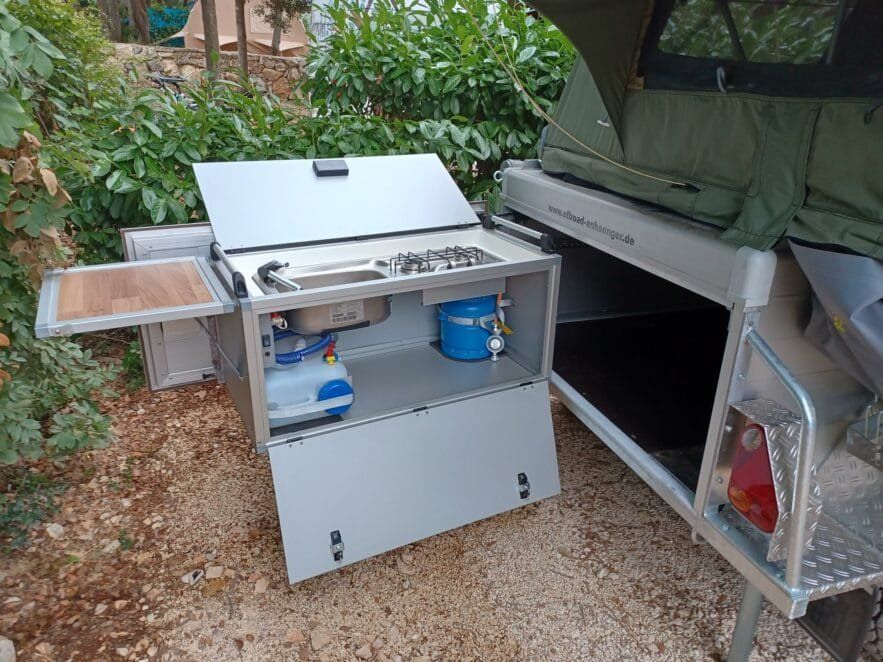 Rimorchi: Camping Anhänger mit Dachzelt und Küche – Usato da Genève venduto da MarkDo 4