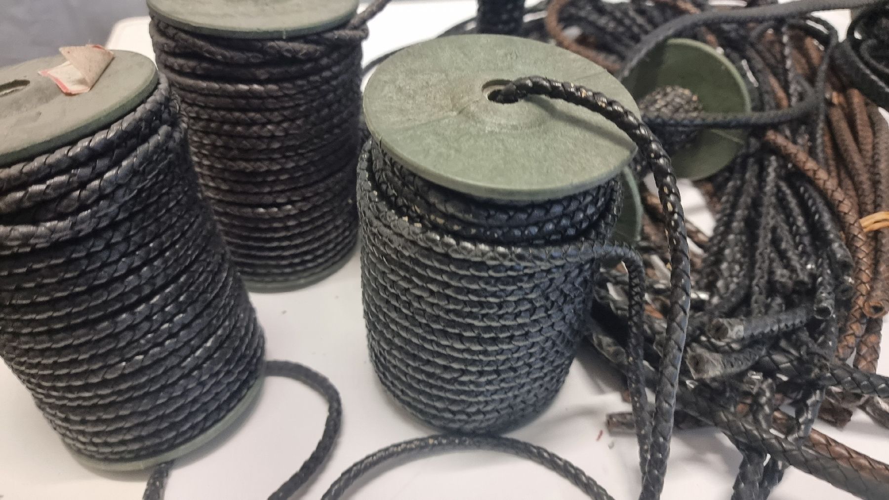 Ciondoli: Lederkordeln zum Bastel oder Schmuck Lot1 – Nuovo (secondo la descrizione) da Beckenried venduto da Maya58 6