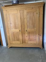 Antiker Kleiderschrank aus Tannenholz massiv hellbraun