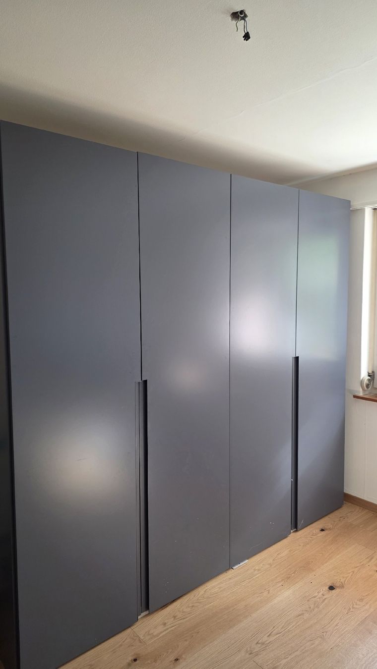 Schränke: A designer solid wood four-door gray wardrobe – Neu (gemäss Beschreibung) aus Zollikon von maj_wbl5