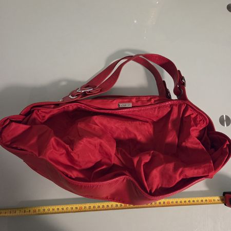 Sac Lorenzo en cuir rouge vibrant, parfait pour l'été