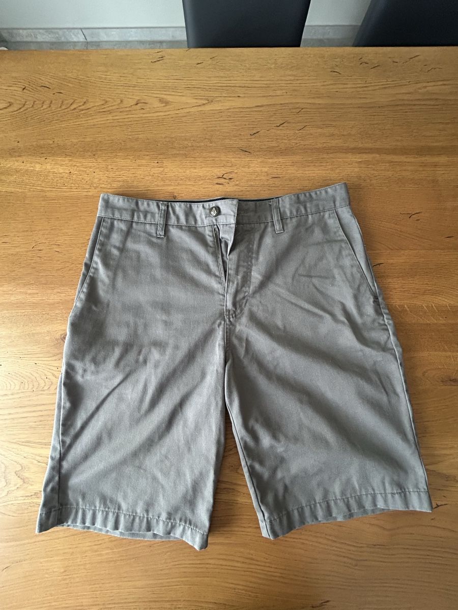 Volcom Pantaloni: Shorts Chino Volcom grey – Usato da Cavigliano venduto da Galgio