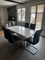 6 Esszimmerstühle grau inklusive Esstisch weiss (ausziehbar)