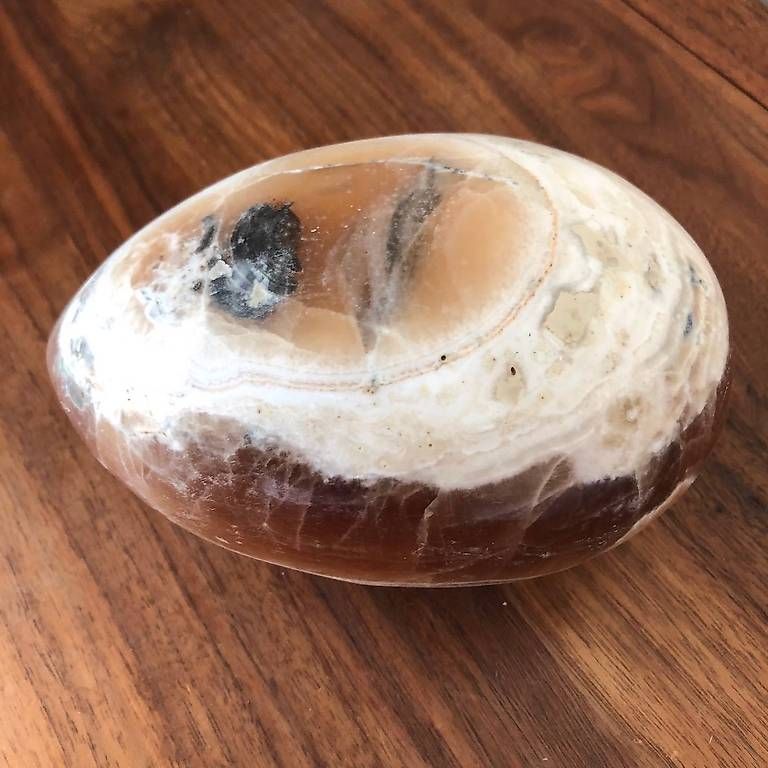 Edelsteine: Oeuf en pierre naturelle – Gebraucht aus Montreux von Gilles.Charlet