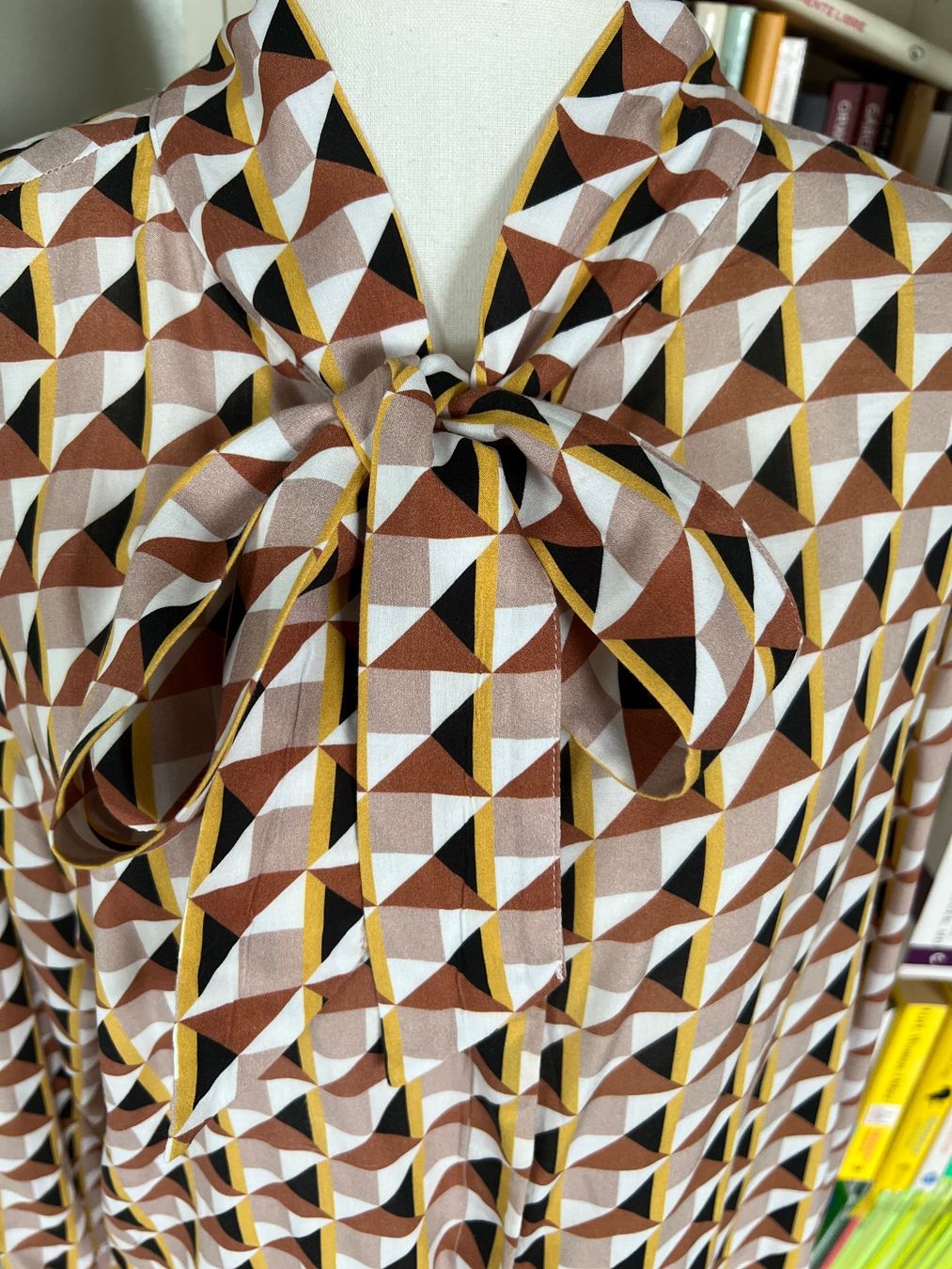 Camicette: Milano-Elegante Bluse mit geometrischem Muster Gr. 42 – Usato da Ebmatingen venduto da Mistelu 1