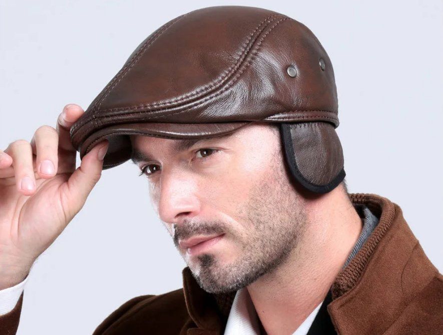 Copricapi, berretti & cappellini: Baskenmütze aus Leder mit Ohrenschutz – Nuovo e nell'imballaggio originale da Lausanne venduto da FASHION-WORLD-SHOP 1