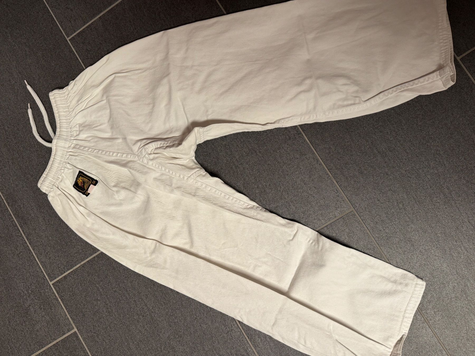 Lotti di vestiti: Karatekleidung, Gr. 150 – Usato da Illnau venduto da ani_5ykv 1
