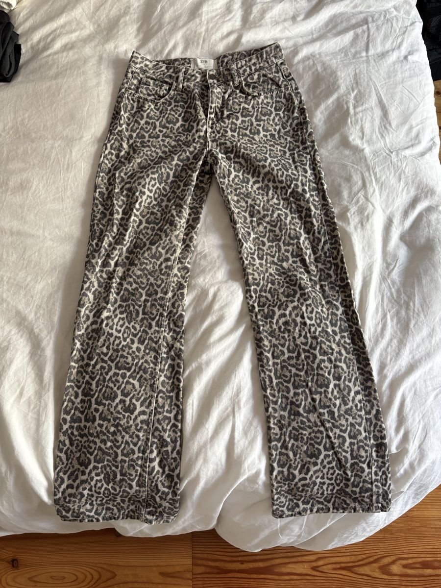 Pantalons: Pantalon léopard – D'occasion à Crans-Montana par Jano_brn