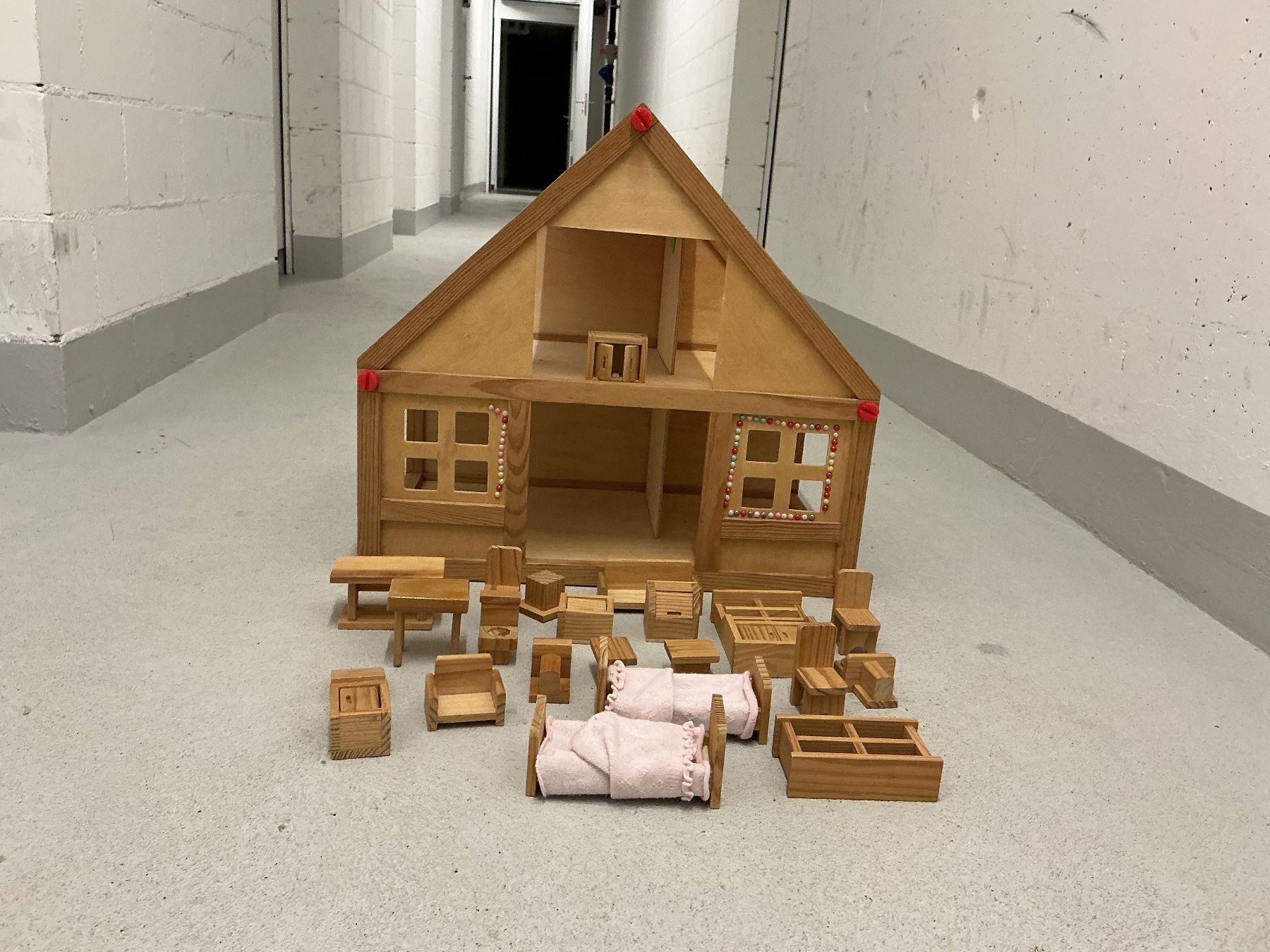Case e mobili per bambole: Puppen Haus mit Möbeln dabei – Usato da Winterthur venduto da Tumko_7_Vinyl 1