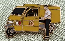 O709 - Pin Die Post PTT Postauto Dreirad Piaggio