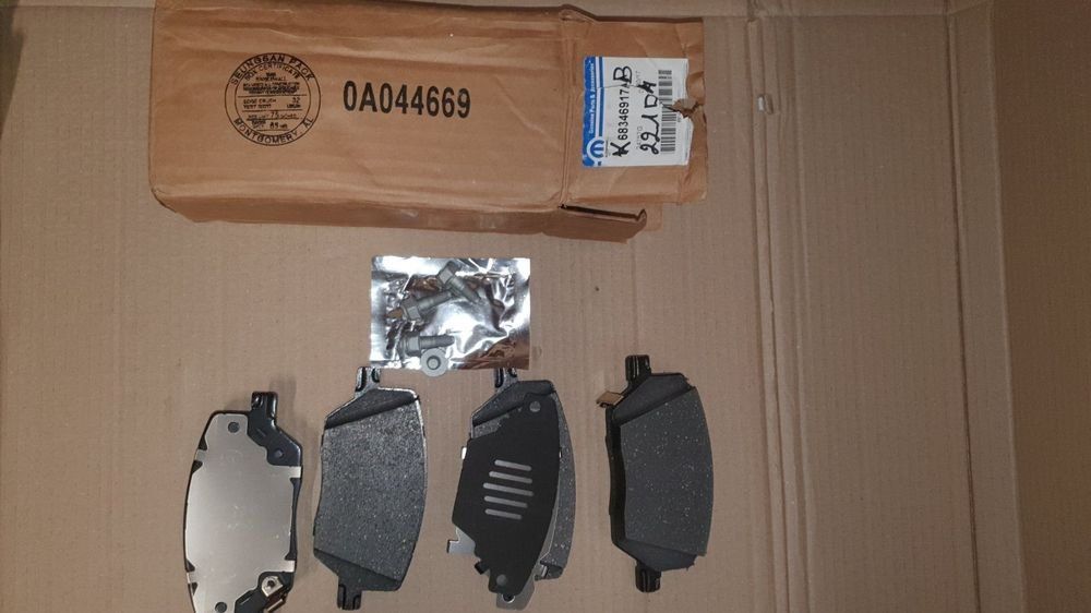 Jeep Tutti pezzi di ricambio auto: Jeep Compass 2017-2022 Vorderbremsbeläge 68346917AB – Nuovo e nell'imballaggio originale da Genève venduto da Pandi_Panda