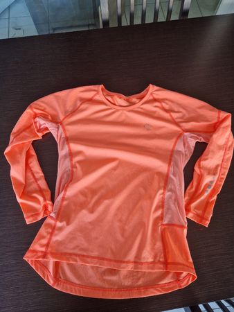 long-sleeved jogging shirt