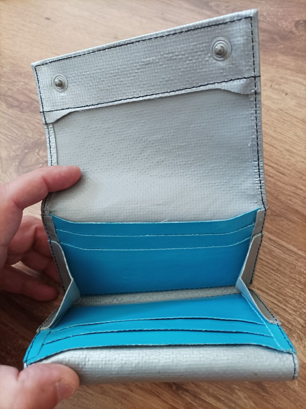 Freitag Portafogli: Portefeuille FREITAG argenté et bleu – Usato da La Chaux-de-Fonds venduto da AbsintheBilly 3