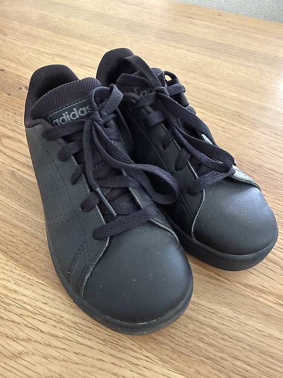 Scarpe per ragazzi: Adidas Sneaker Gr. 31 – Usato da Gwatt (Thun) venduto da Bennae