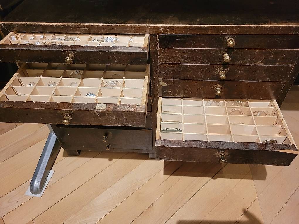 Cassettiere: Meuble Horloger Vintage – Usato da Le Locle venduto da yammstein