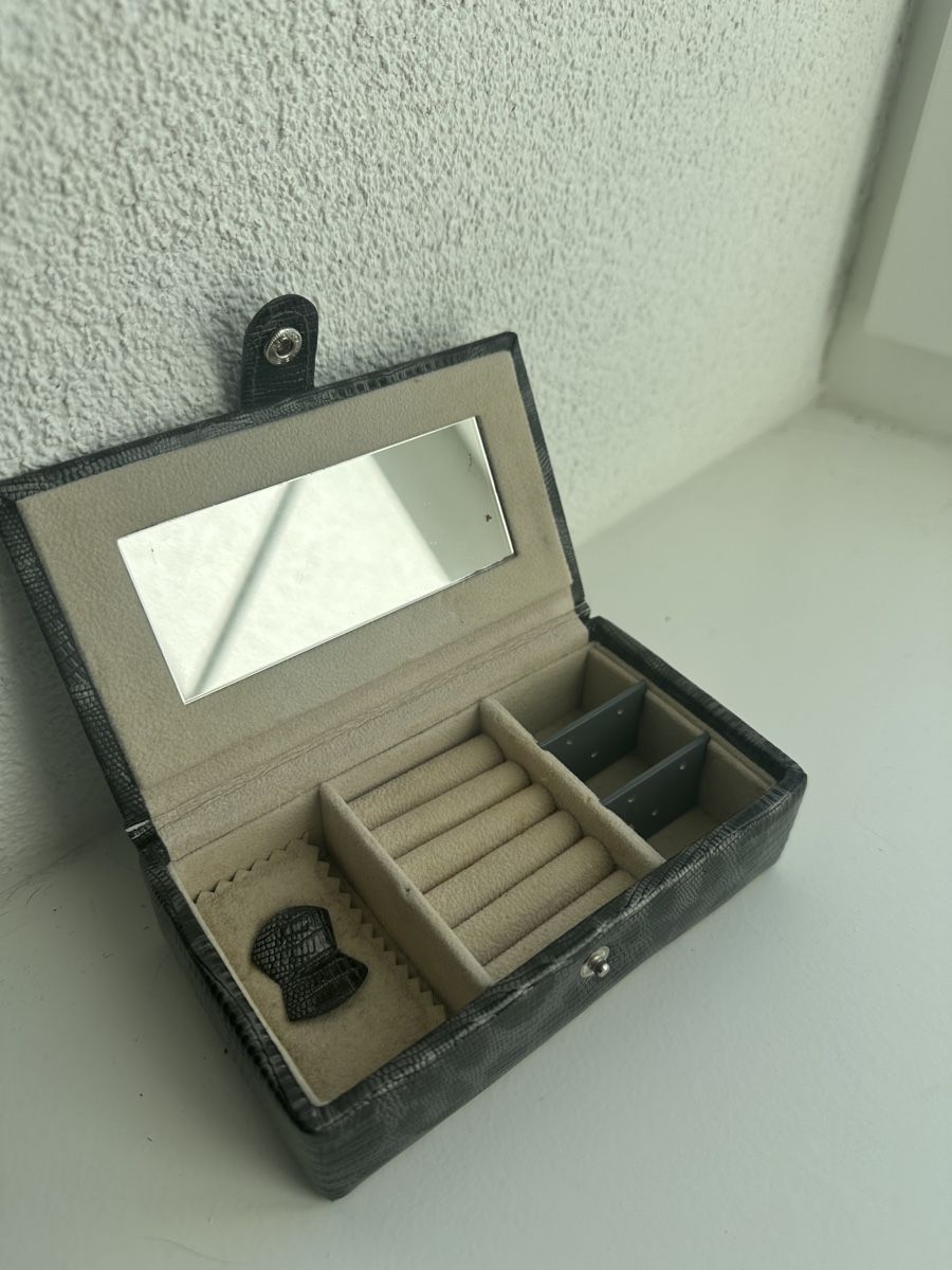 Uhrenboxen: Elegantes Schmuckkästchen mit Spiegel! – Gebraucht aus Adlikon von Chbu84