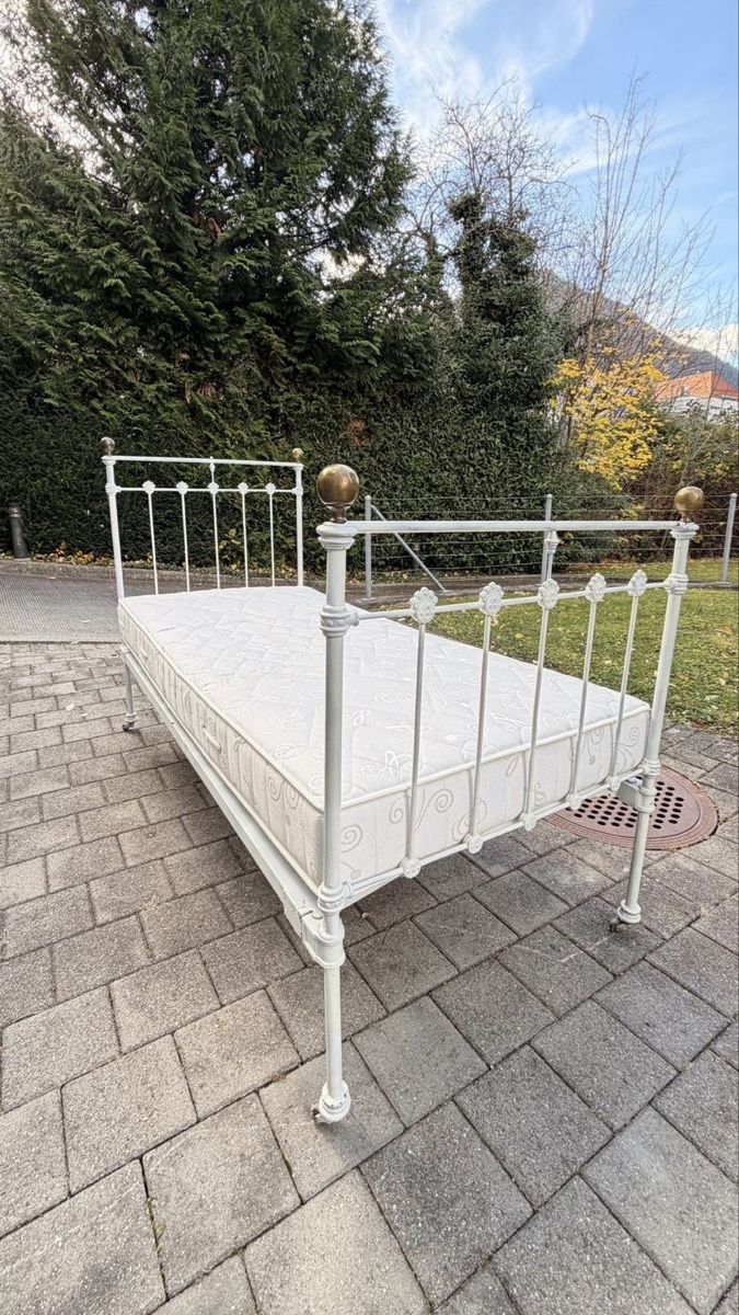 Betten: VIKTORIANISCHES EINZELBETT AUS MESSING UND EISEN – Gebraucht aus Zizers von 7000GR 3
