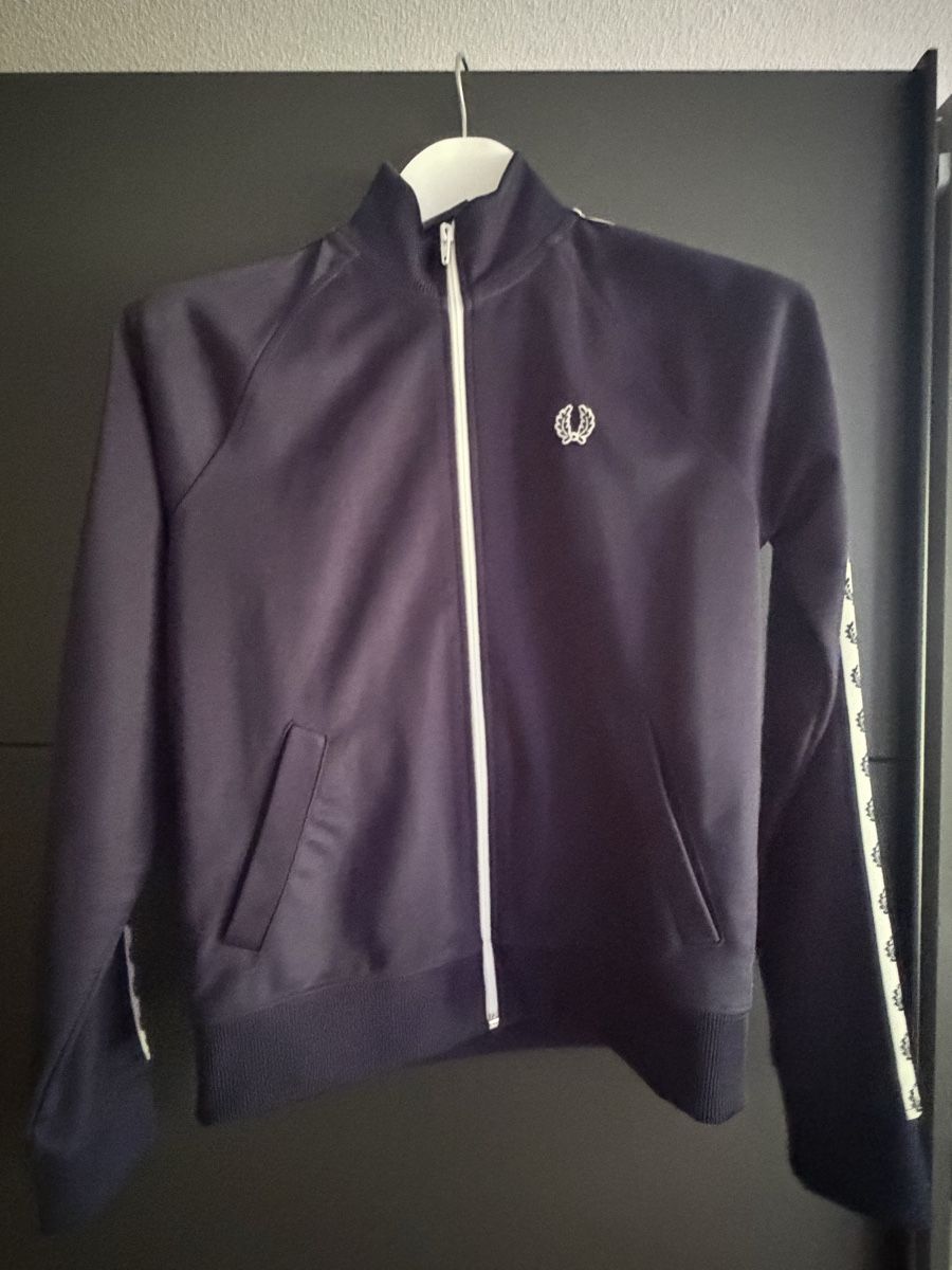 Fred Perry Giacche: Fred Perry Trainingsjacke – Usato da Suhr venduto da sr.96