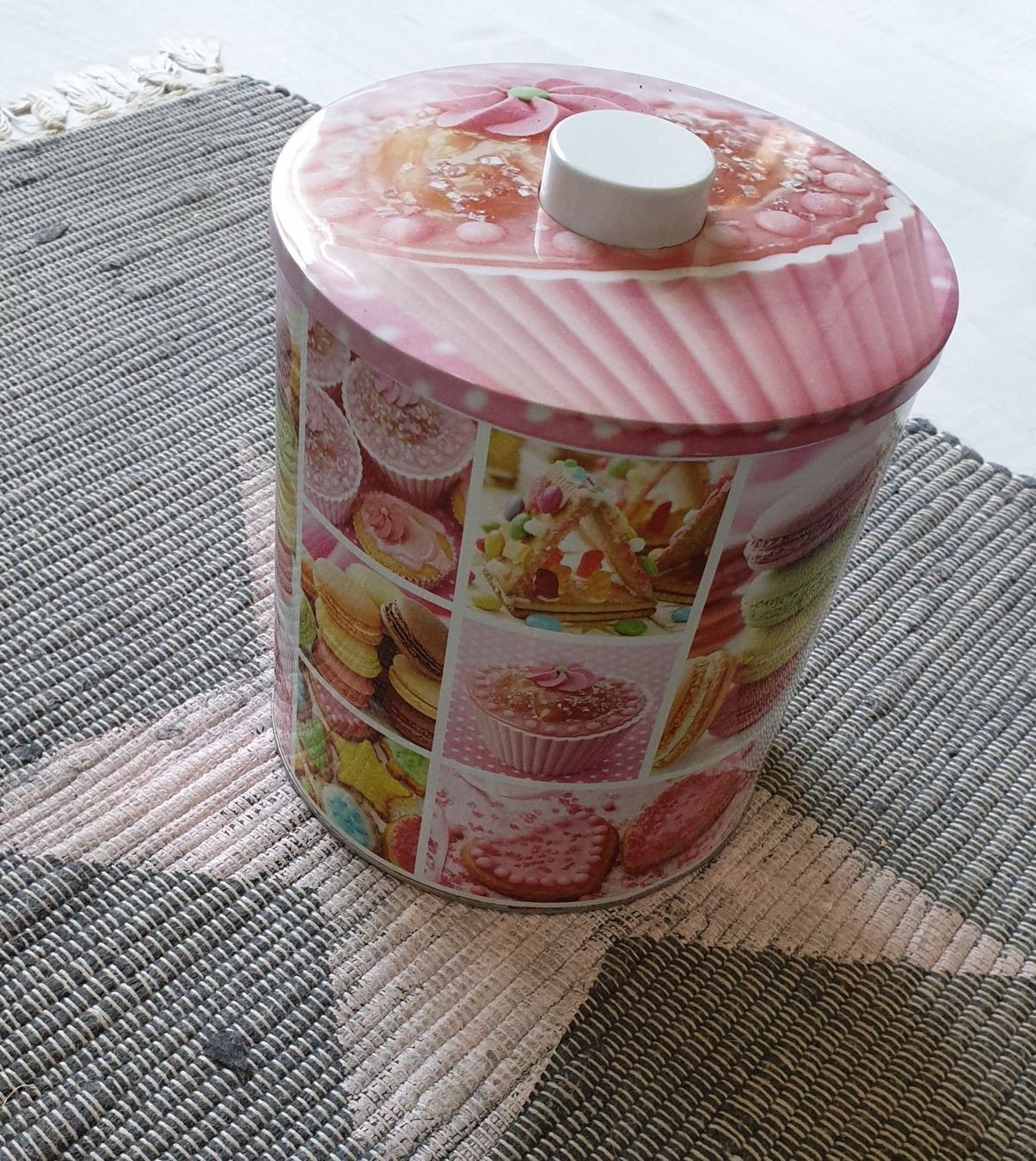 Komplettküchen: grosse Blechdose Candy – Gebraucht aus Lohn SH von Svalmi