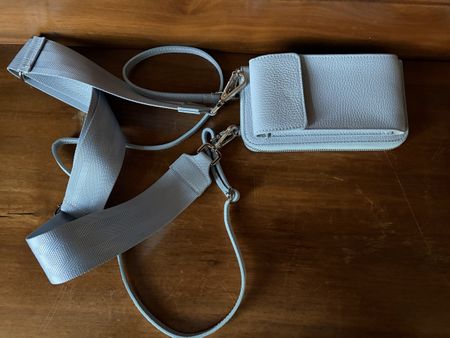 Handytasche/Portmonnaie, Leder, hellblau, mit zwei Riemen