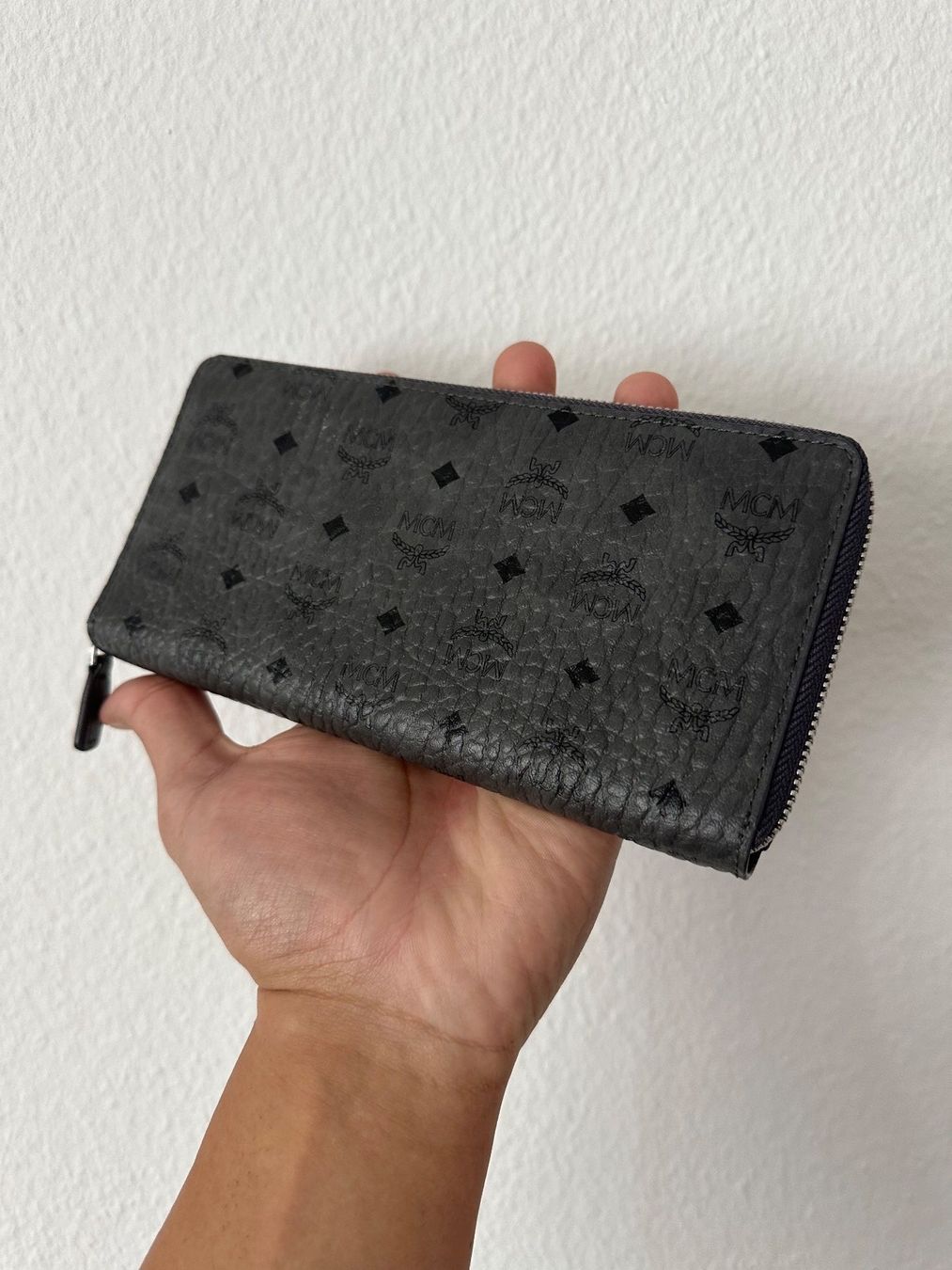 Mcm Portafogli: MCM Limited Edition Geldbörse Grau / Anthrazit – Nuovo (secondo la descrizione) da Zürich venduto da swizzmember 3