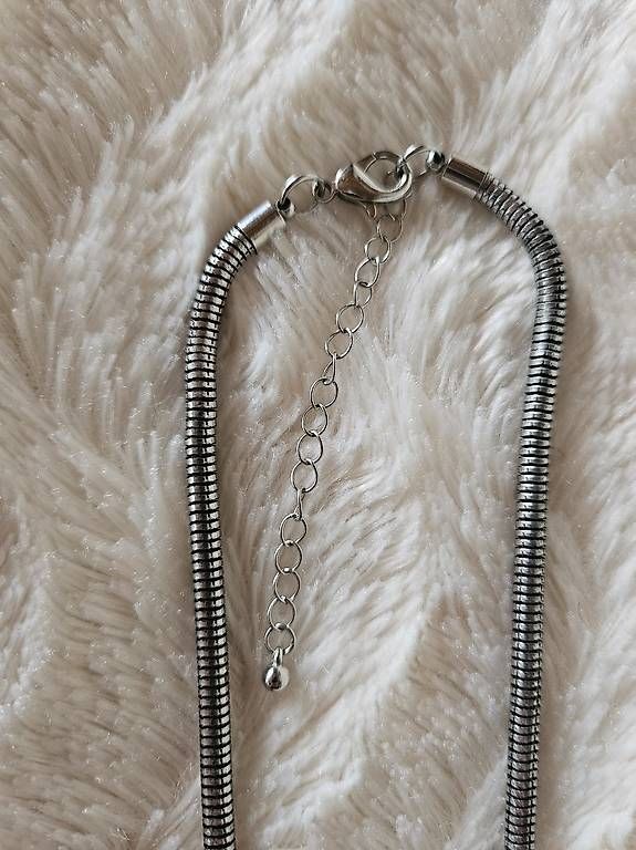Catenine: Collier pendentif rond métal et nacre – Usato da Châtonnaye venduto da lem_x9zx 2