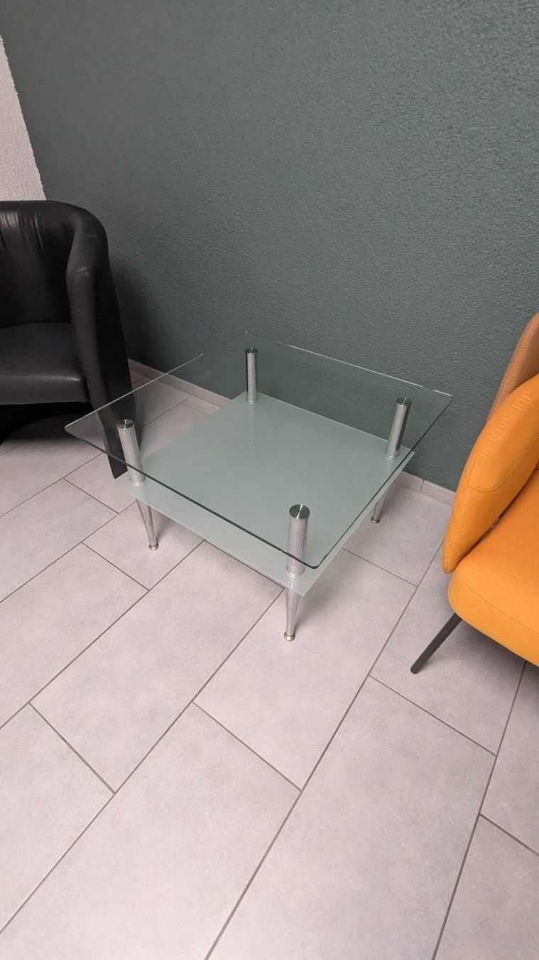 Tavoli: Gebrauchter Glas- und Metalltisch mit 2 Ablagen – Usato da Buchs SG venduto da Bray_Law