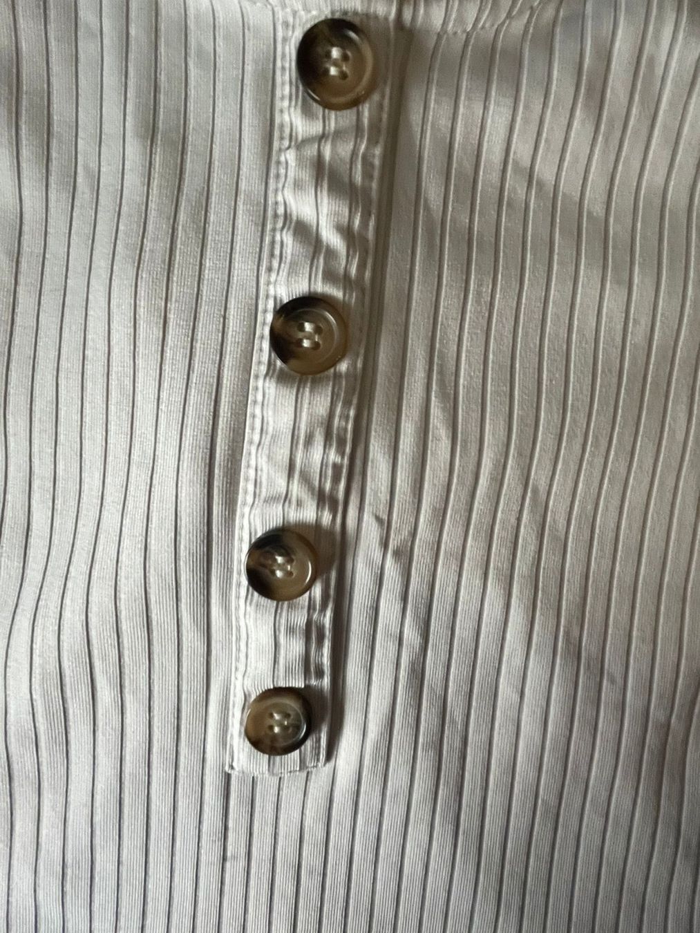 H&M Top: Body blanc à boutons H&M - S – Usato da Sion venduto da Kitty_Kat 2