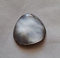 1 Knopf aus Perlmutt, oval, ca. 30 mm.