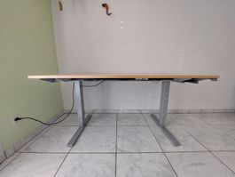 Elektrisch höhenverstellbarer Schreibtisch