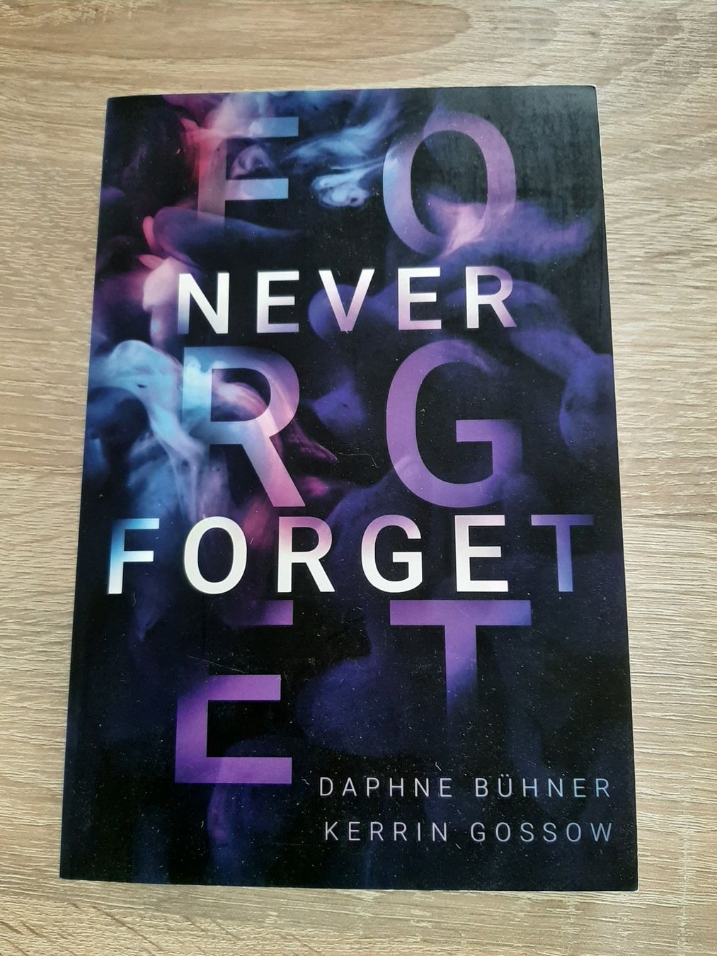 Libri: Daphe Bühner, Kerrin Gossow, NEVER FORGET – Usato da Menziken venduto da Rien1