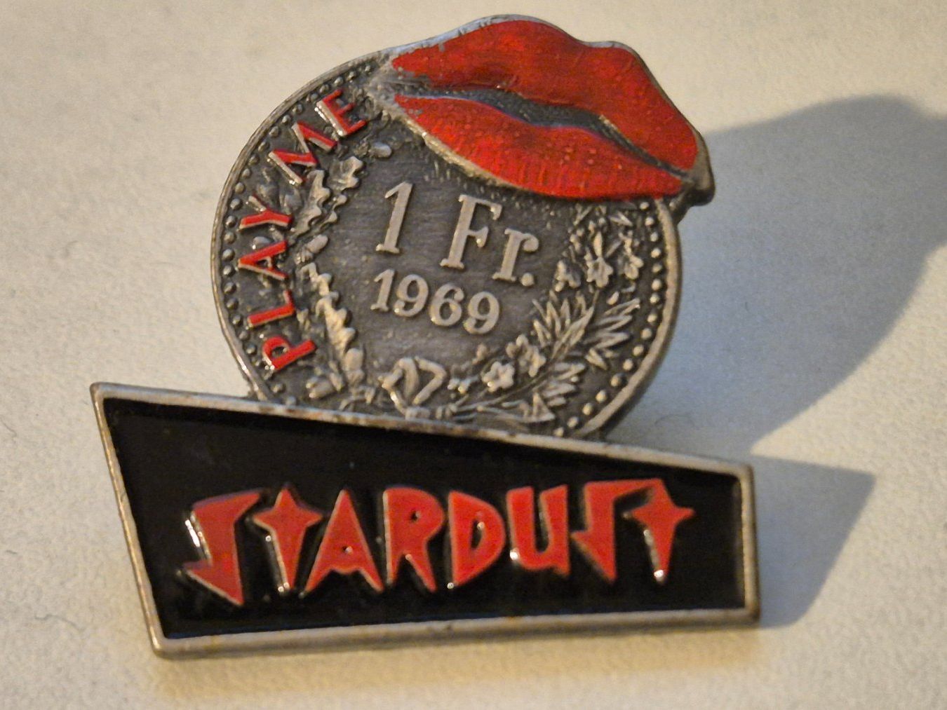 Placchette & Badge: vintage    STARDUST  PLAY ME    -   Pin – Usato da Niederweningen venduto da Obson