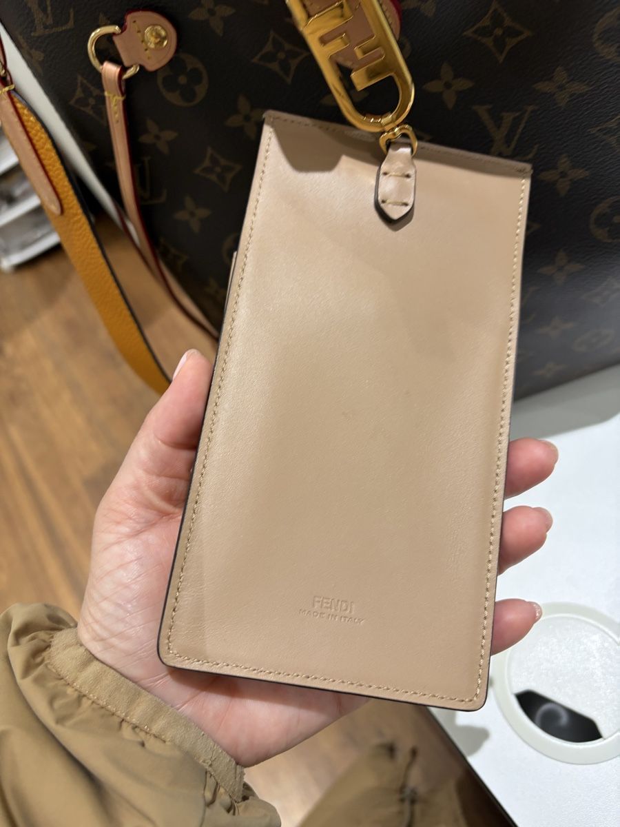 Apple Cover & Protezioni schermo: Fendi Phone Case - Beige Leather, Excellent Condition! – Usato da Zürich venduto da Sonikasantos 2