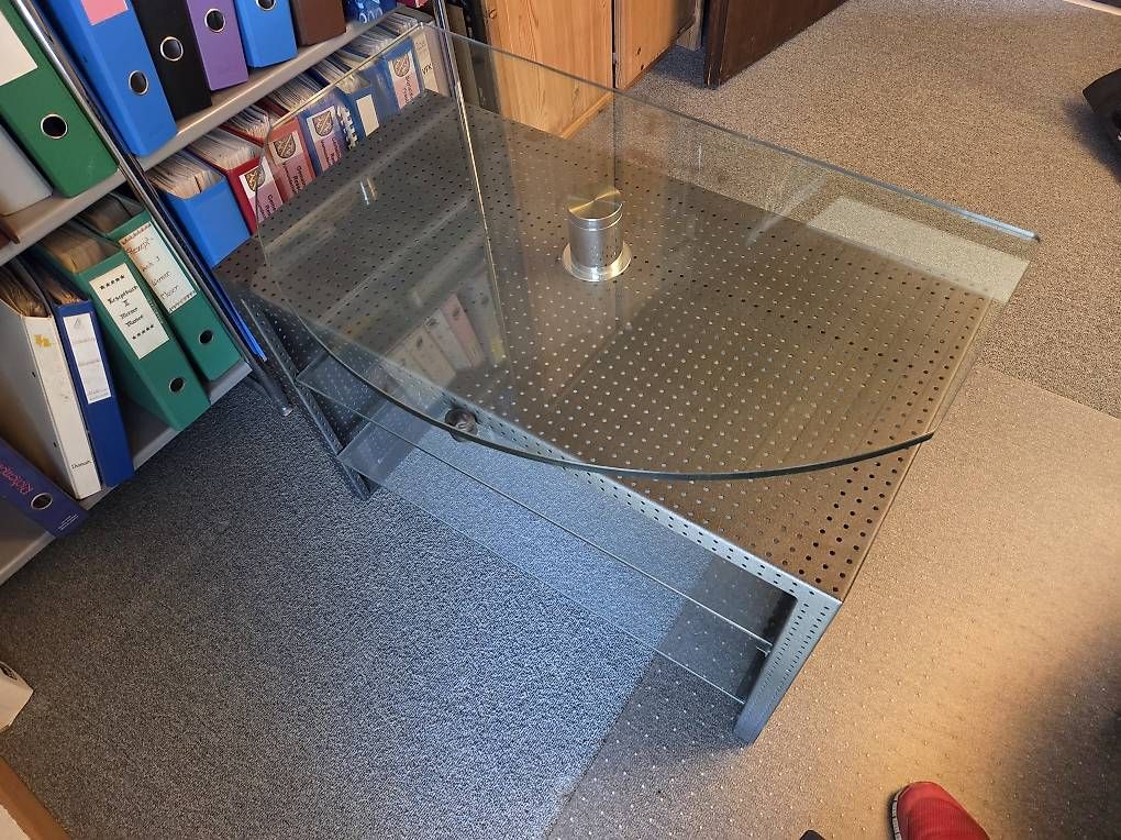 Mobili TV: Modernes Glas-Lowboard mit Lochblech-Elementen  Platzsparen – Usato da Fraubrunnen venduto da Ra_mos 1