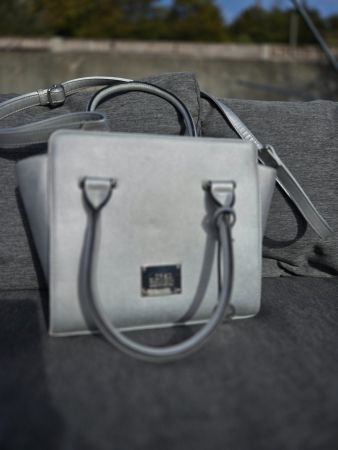 L. CREDI Munich Damenhandtasche – Silber mit Schulterriemen