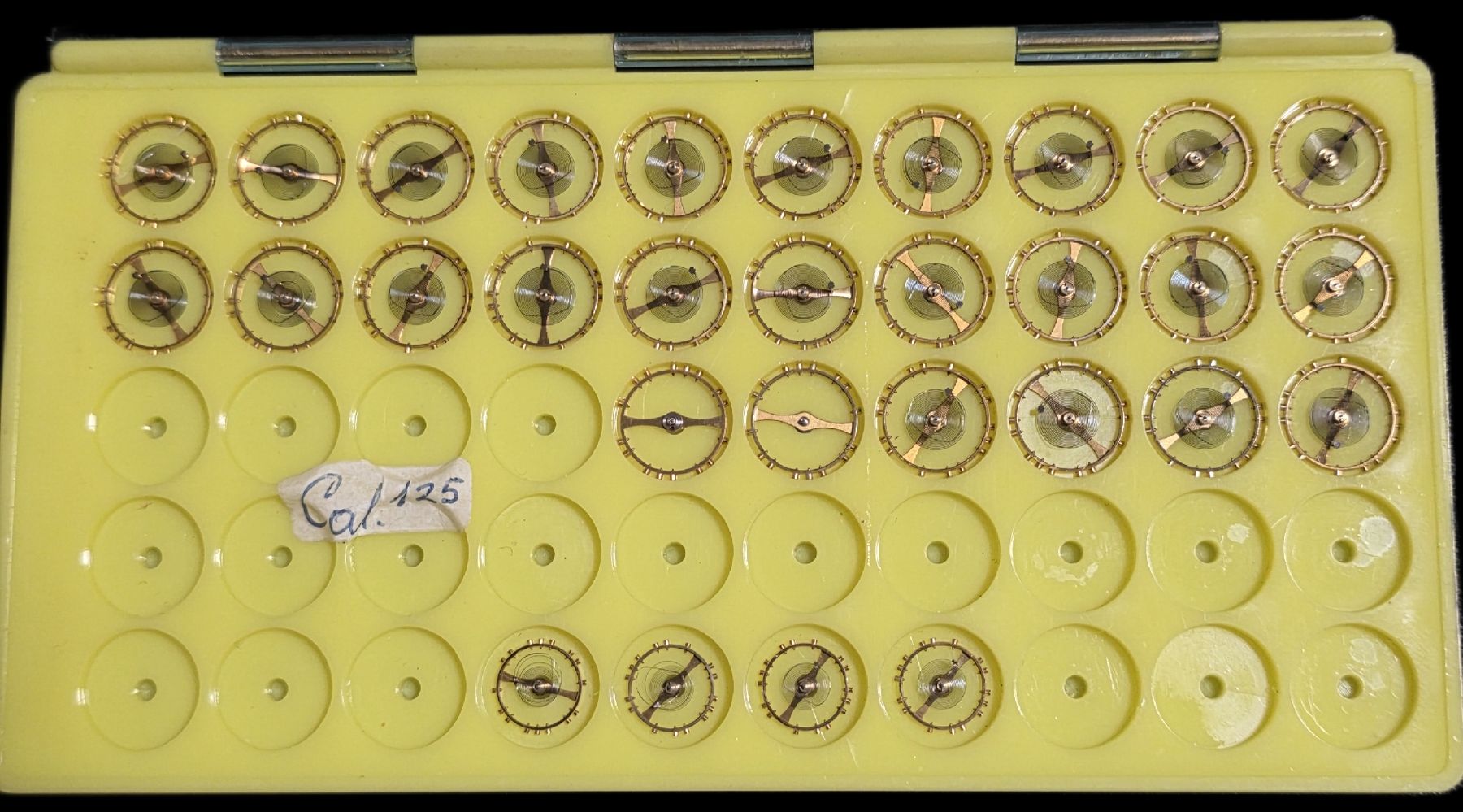 Assortiment de 131 axes de balanciers pour montre. LIP. AS. FEF